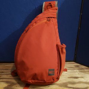 MEC Crossbody grey orange/red multiple pockets front side adjustable strap hook